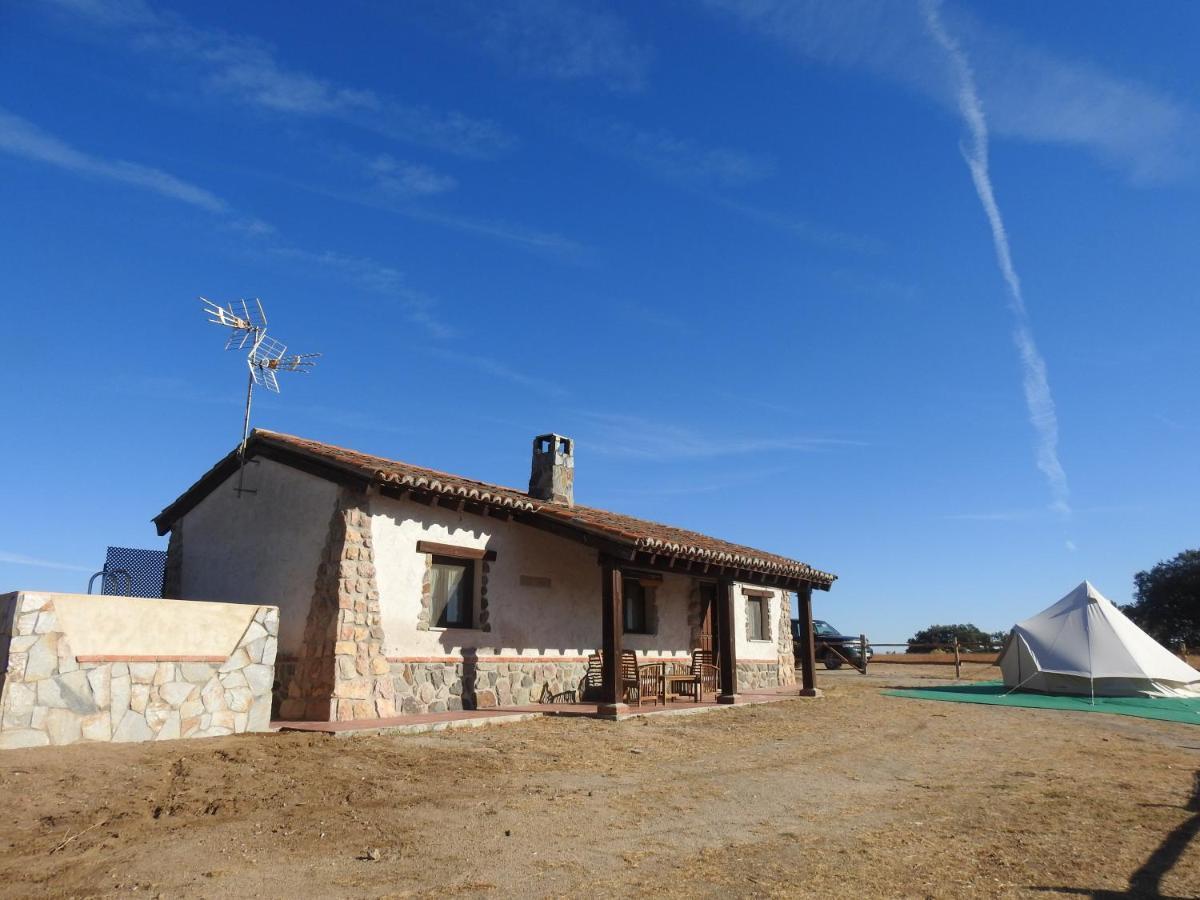 Eco-Lodge En La Reserva Privada Campanarios De Azaba - Proyecto De Conservacion Espeja Exterior photo
